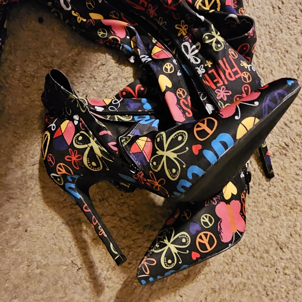 Tall black graffiti boots-New Never Worn